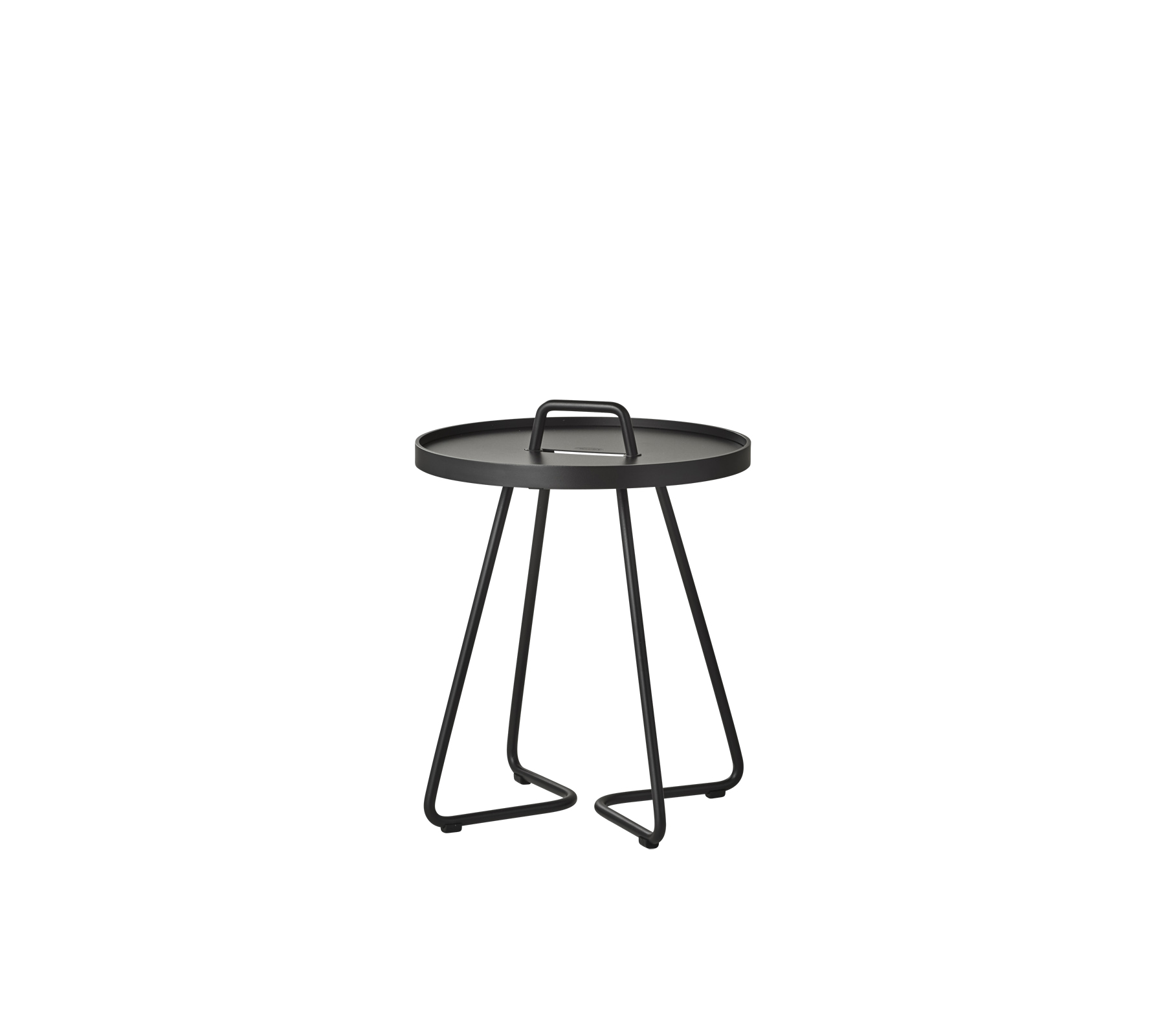Rund svart bord med et stilrent design og et håndtak, med fire skrå ben for stabilitet. Ideelt for moderne omgivelser.