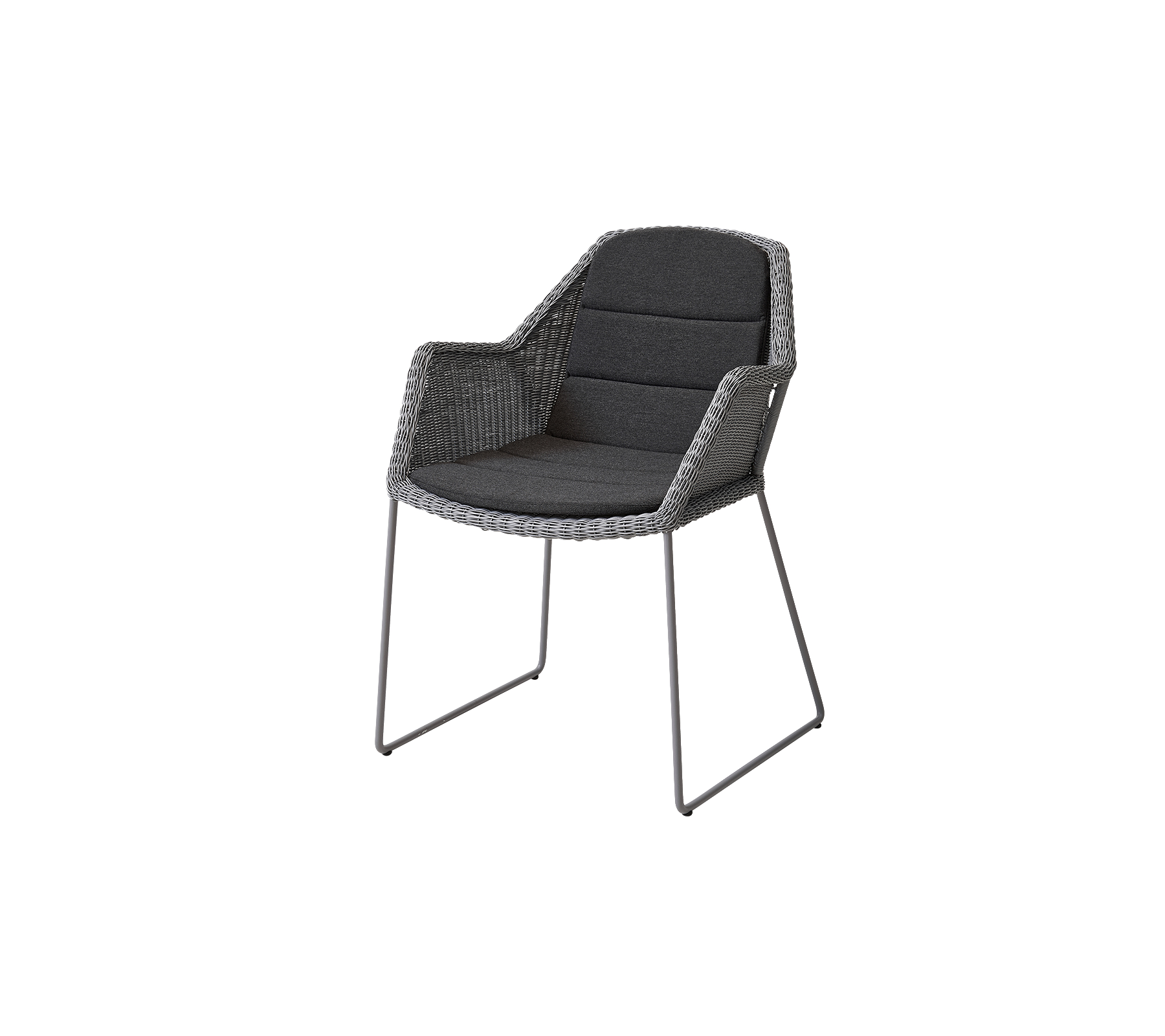 Stilig stol med et vevd design, myke puter og slanke metallben, ideell for moderne innstillinger.