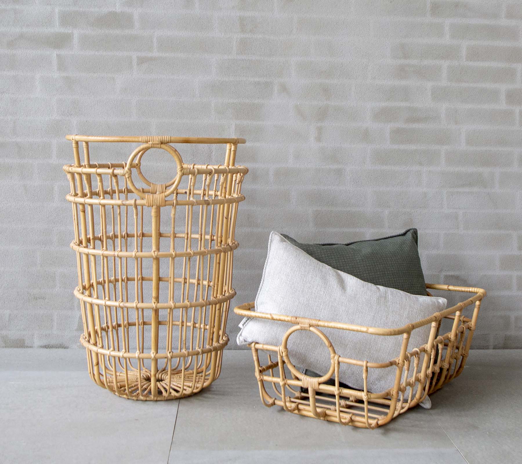 Moderne vevde kurver med grå og grønne puter i en minimalistisk setting.