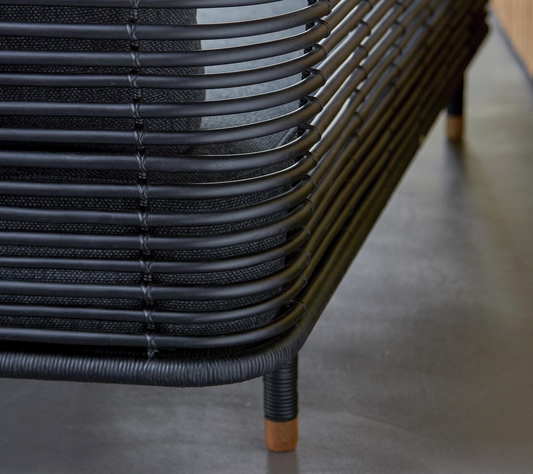 Stilig svart vevd møbler med buede linjer og treakenter, som viser en moderne designestetikk. Et perfekt tillegg til ethvert rom.