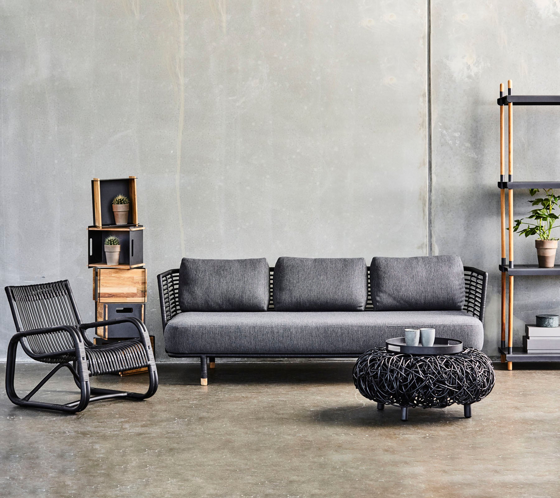 Moderne stueoppsett med en elegant sofa, et teksturert kaffebord og en stilfull aksentstol, supplert med dekorative hyller.