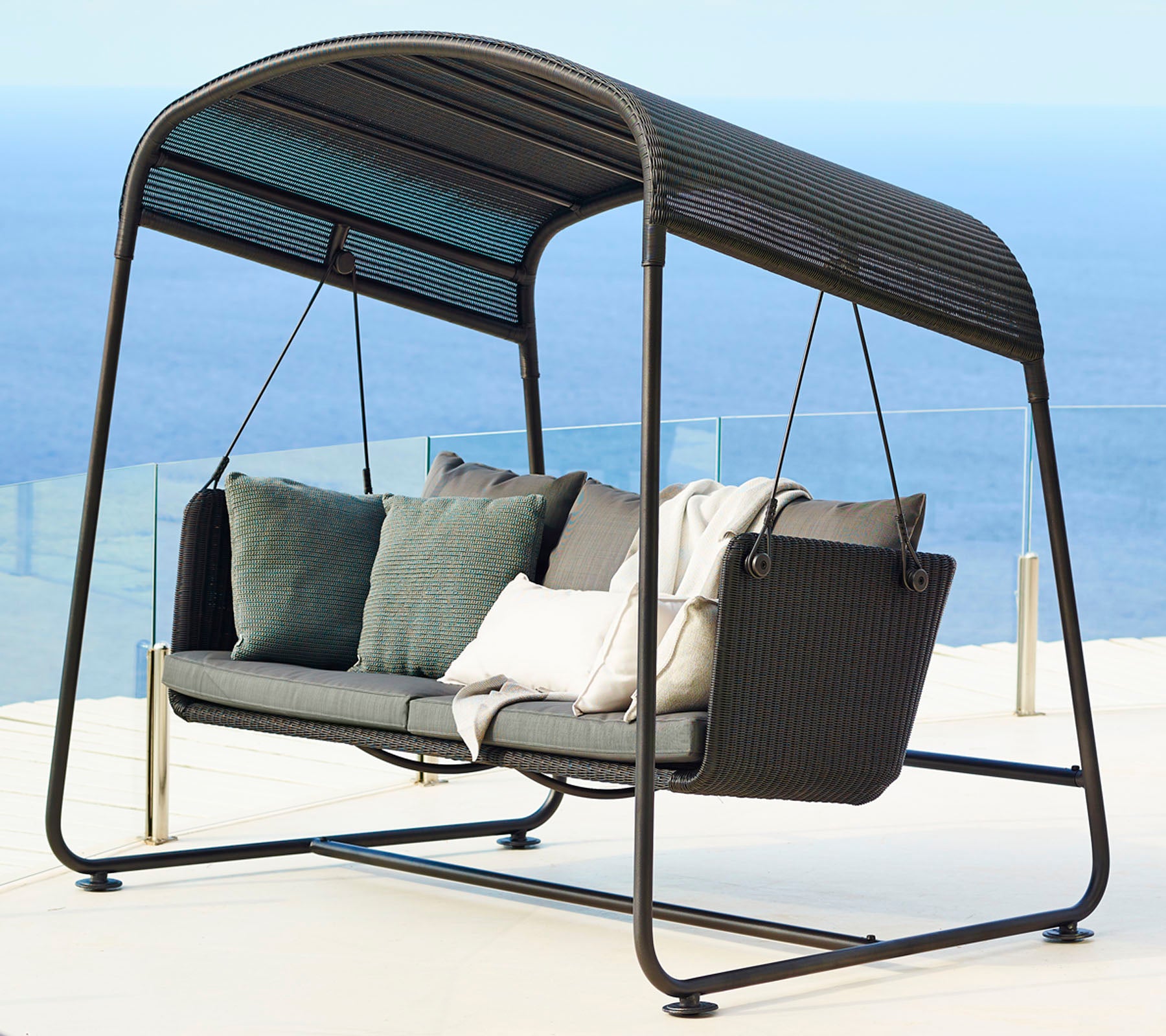 Stilig svingesete med moderne design, med myke puter og en slank ramme, perfekt for avslapning.