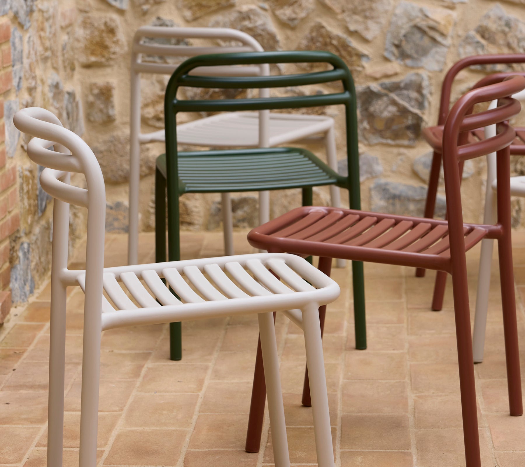 Bliss-stoler vist i forskjellige farger, med moderne design, ribbet sete og buede armlener.