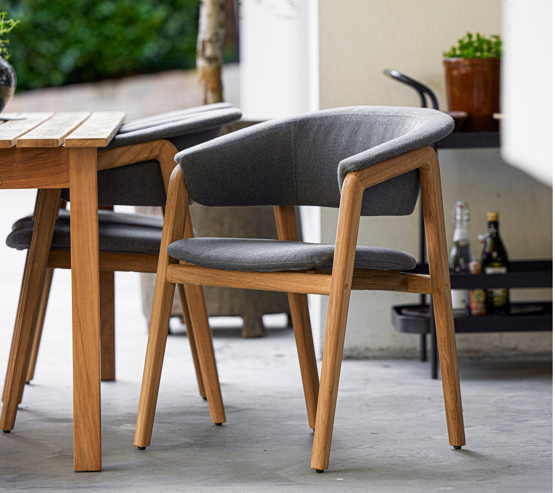 Stilig stol med trestruktur og grå tekstil, designet for komfort og eleganse, perfekt for moderne miljøer.