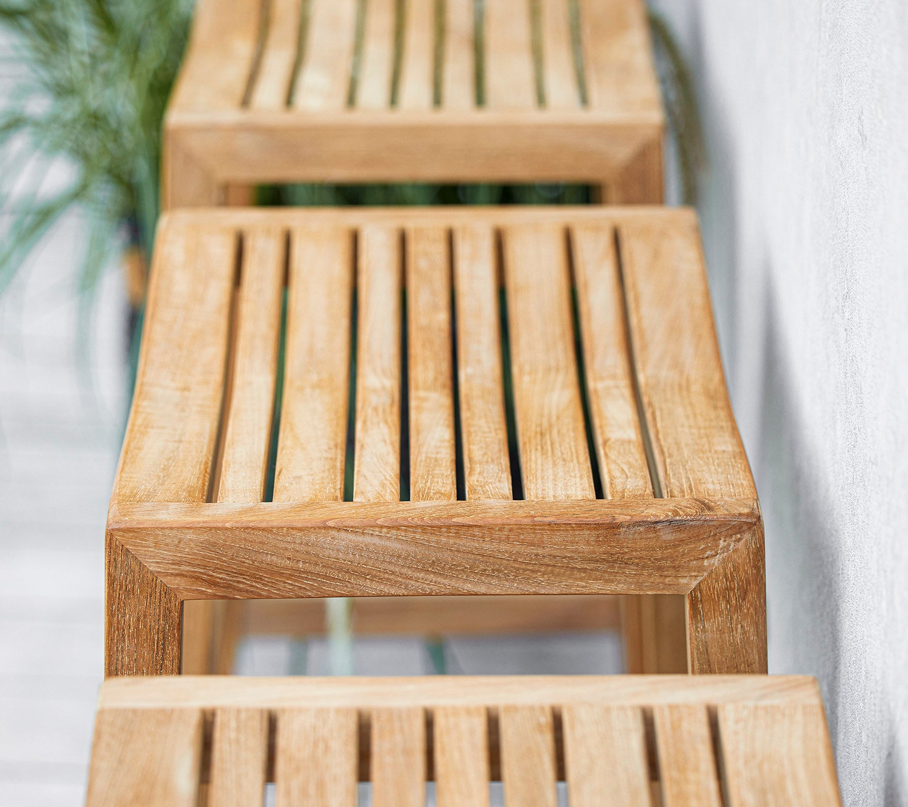 Trebenker med spaltet design i en rekke med minimalistisk stil, som fremhever naturlige teksturer og overflater. Passer til ulike miljøer.