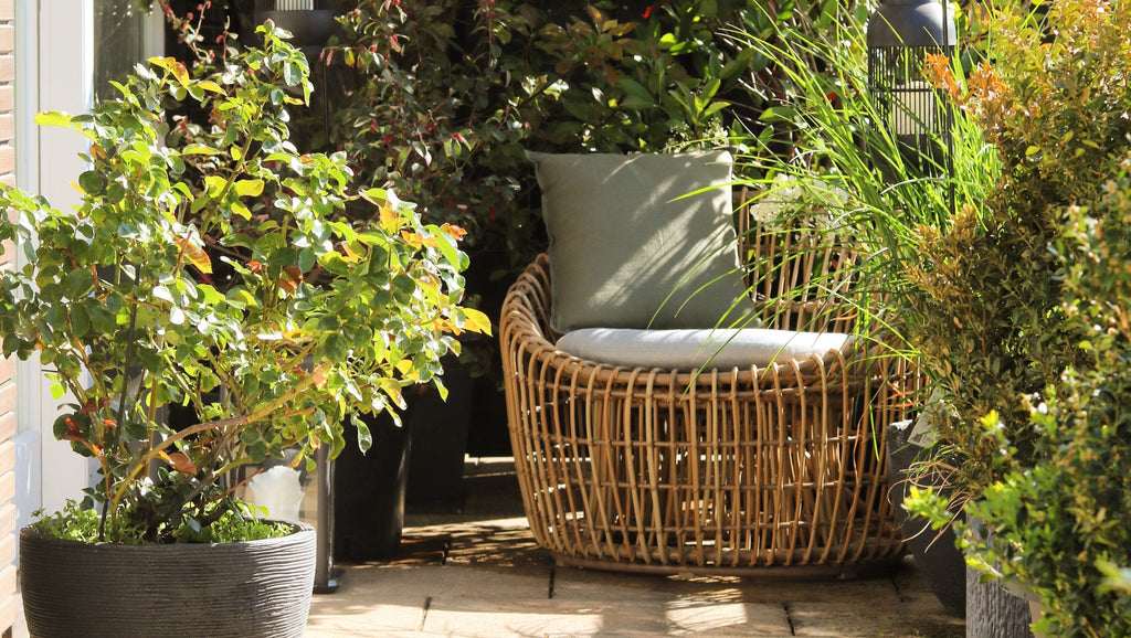 Comfortable weave outdoor lounge chair with functional side table