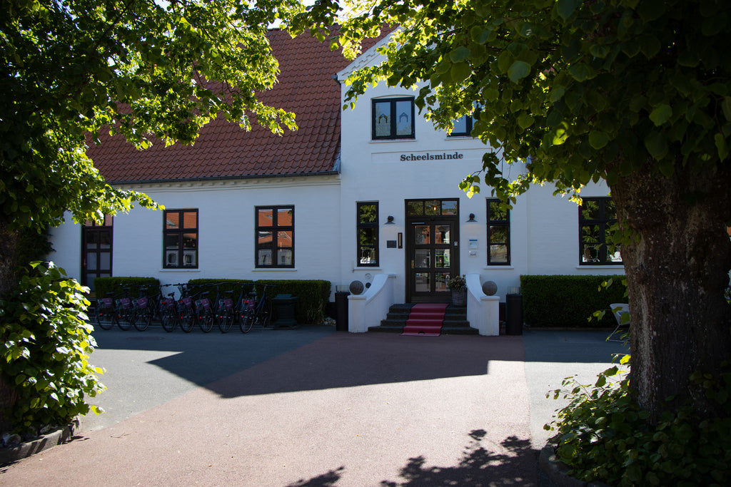 Hvid moderniseret herregård Hotel Scheelsminde