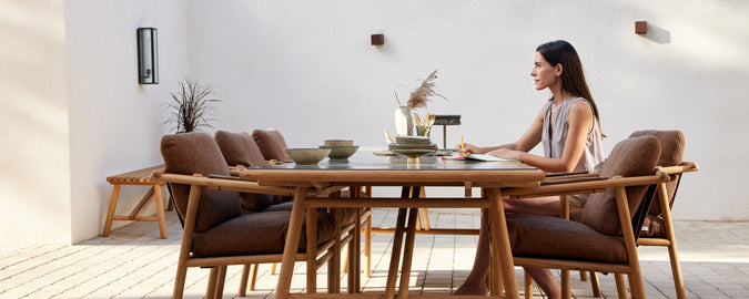 Et stilfullt spisestueoppsett med komfortable stoler og et moderne bord, perfekt for å nyte måltider i en avslappet atmosfære.