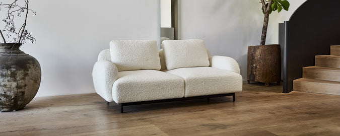 Moderne hvit sofa i en moderne loungeinnredning.