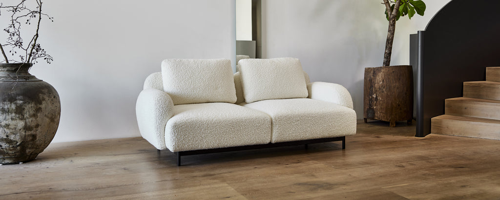 Moderne hvit sofa i en moderne loungeinnredning.