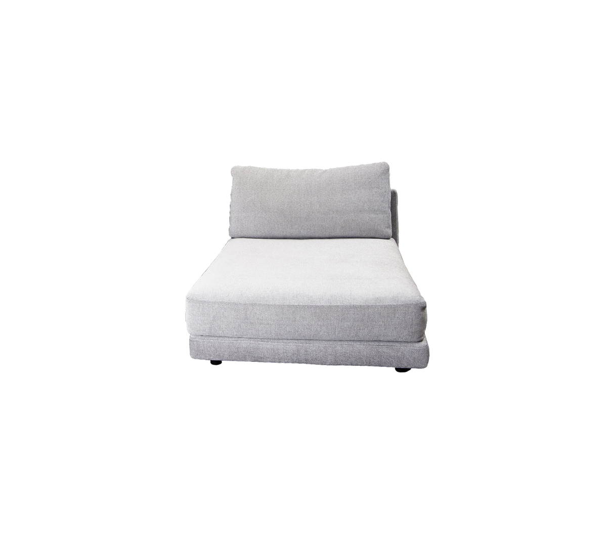 Lys grå chaiselong med minimalistisk design og en myk ryggstøtte for ekstra komfort. Perfekt for avslapning og fritid.