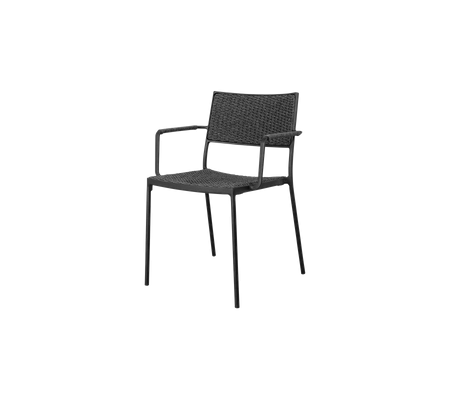 Svart vevd lenestol med minimalistisk design, med solid ramme og komfortabel sitteplass for uformelle eller formelle settinger.