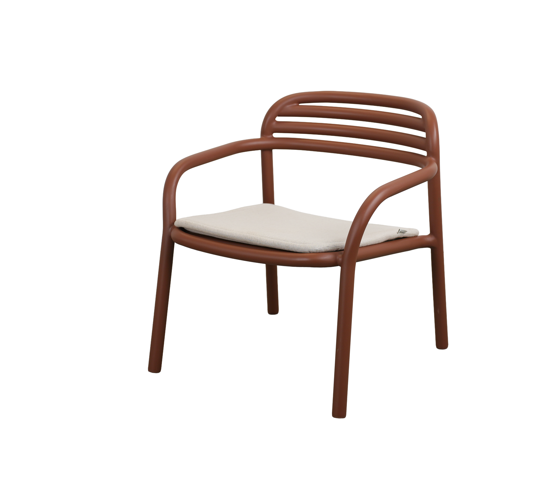 Moderne ørkenrød stol med en sandpute.