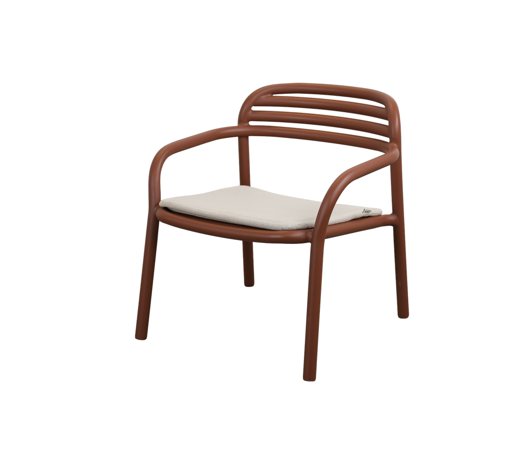 Moderne ørkenrød stol med en sandpute.