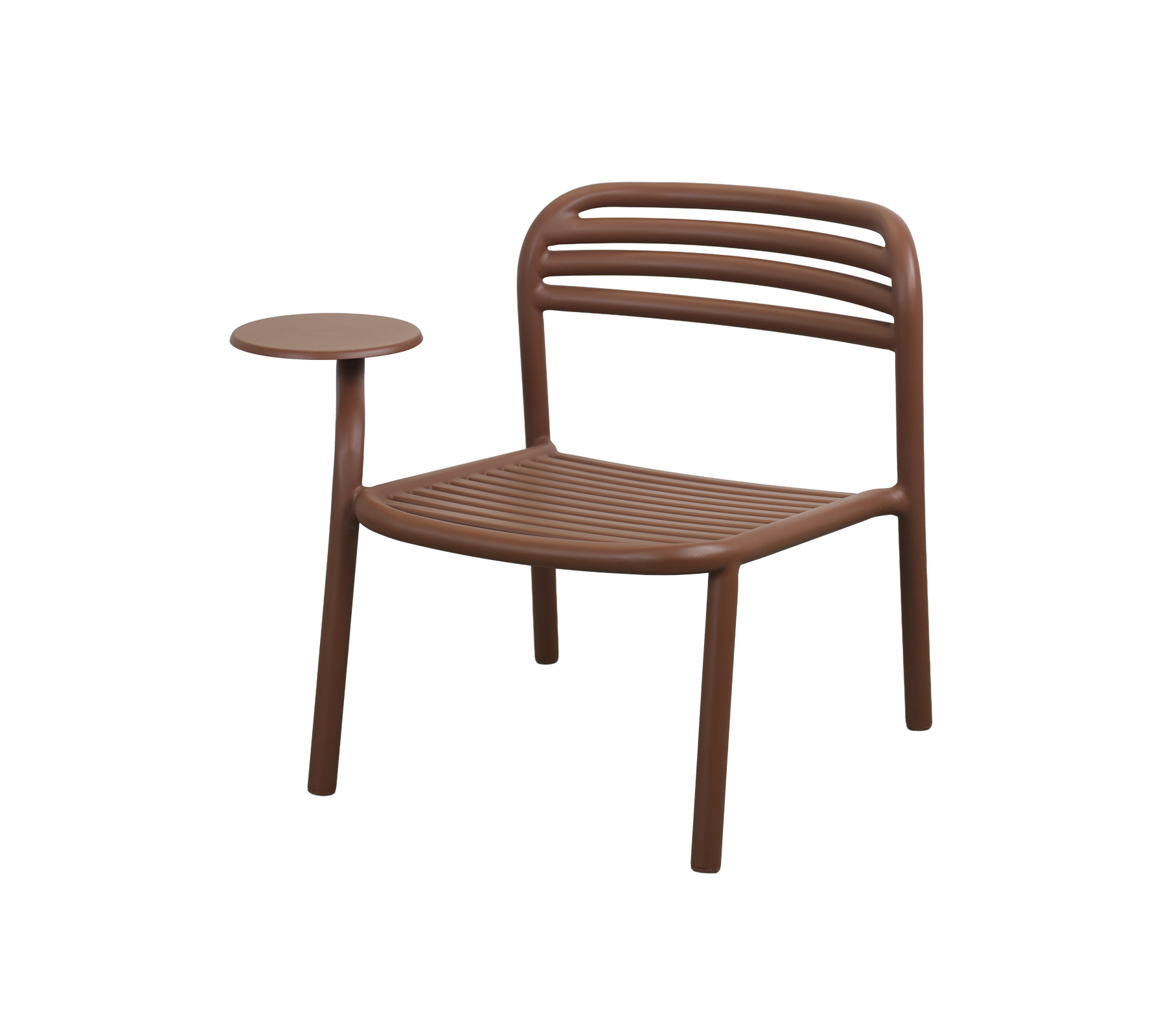 Ørkenrød stol med sidebord i moderne design.