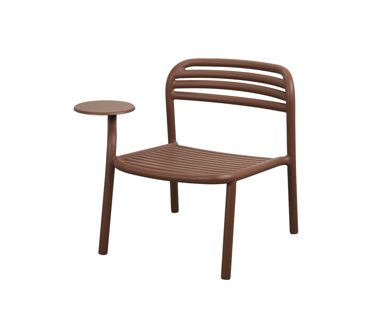 Ørkenrød stol med sidebord i moderne design.