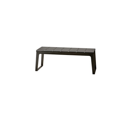 Elegant, moderne benk med en lamellert overflate og robuste ben, ideell for allsidig seating i ulike omgivelser.