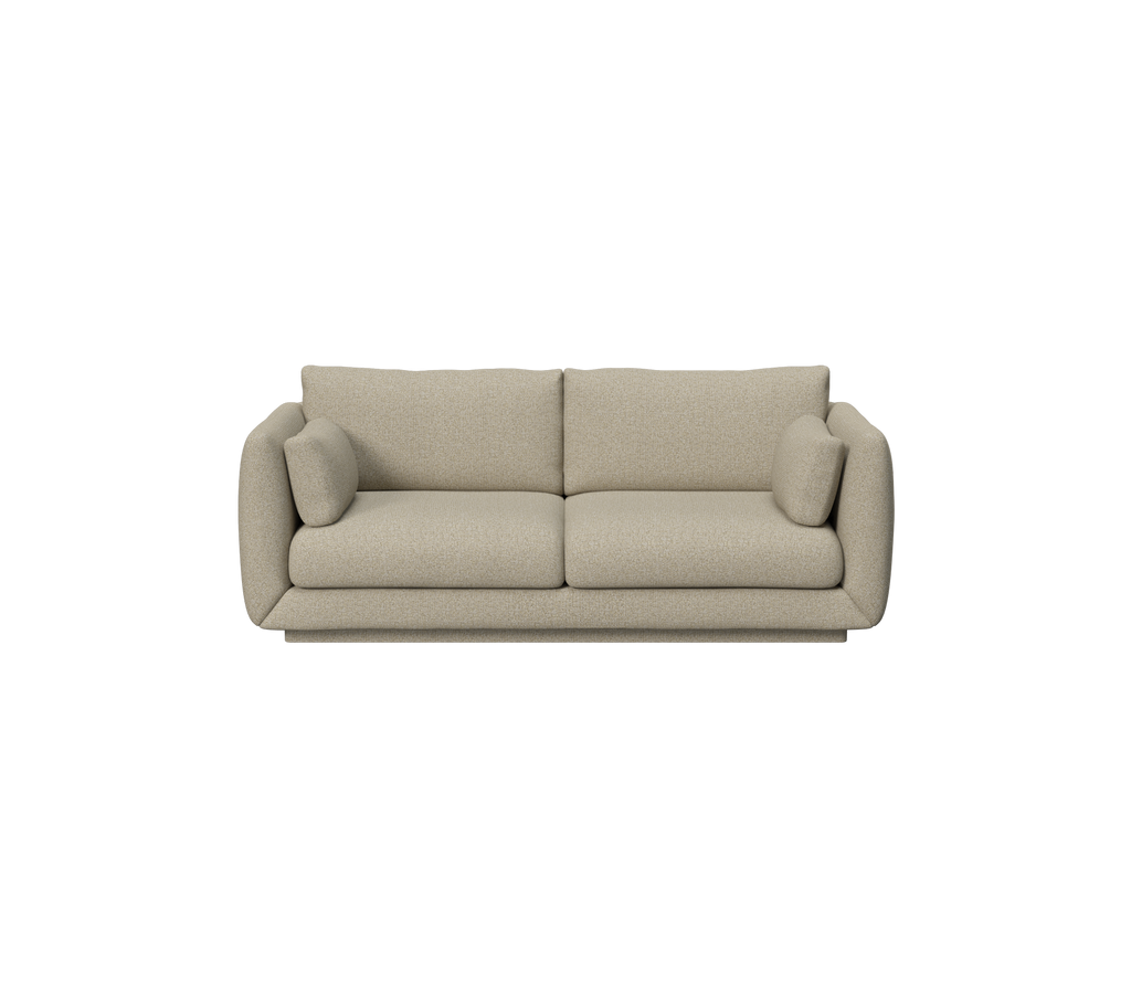 Brun sofa med myke puter i en moderne lounge-setting.