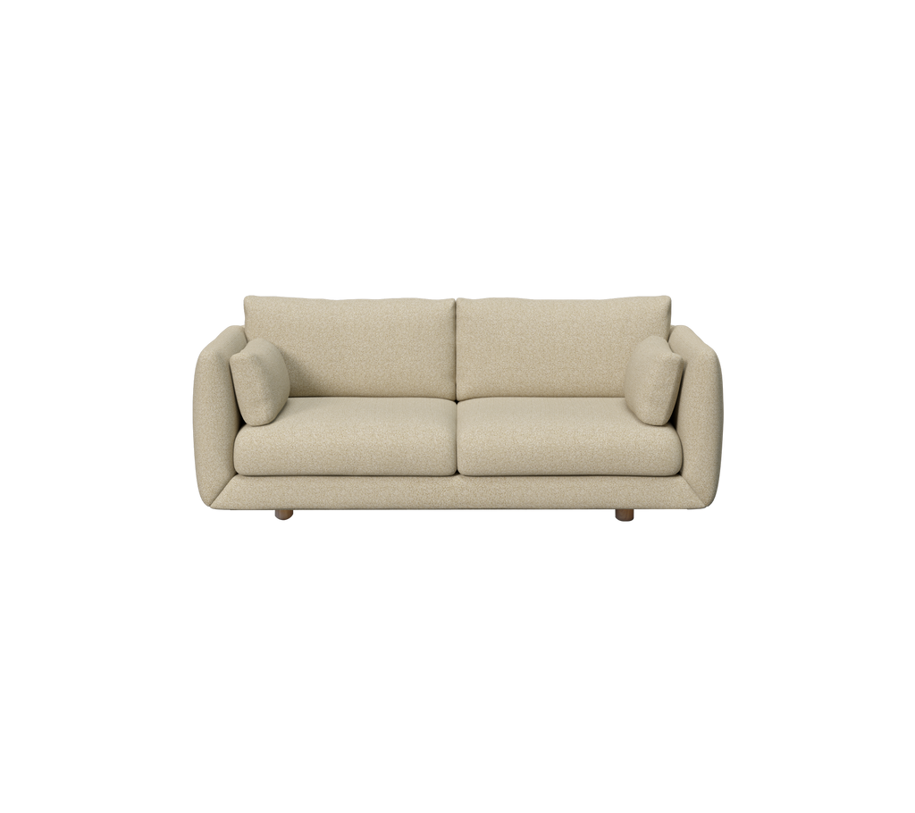 Lysbrun moderne sofa med avrundede armlener og puter.