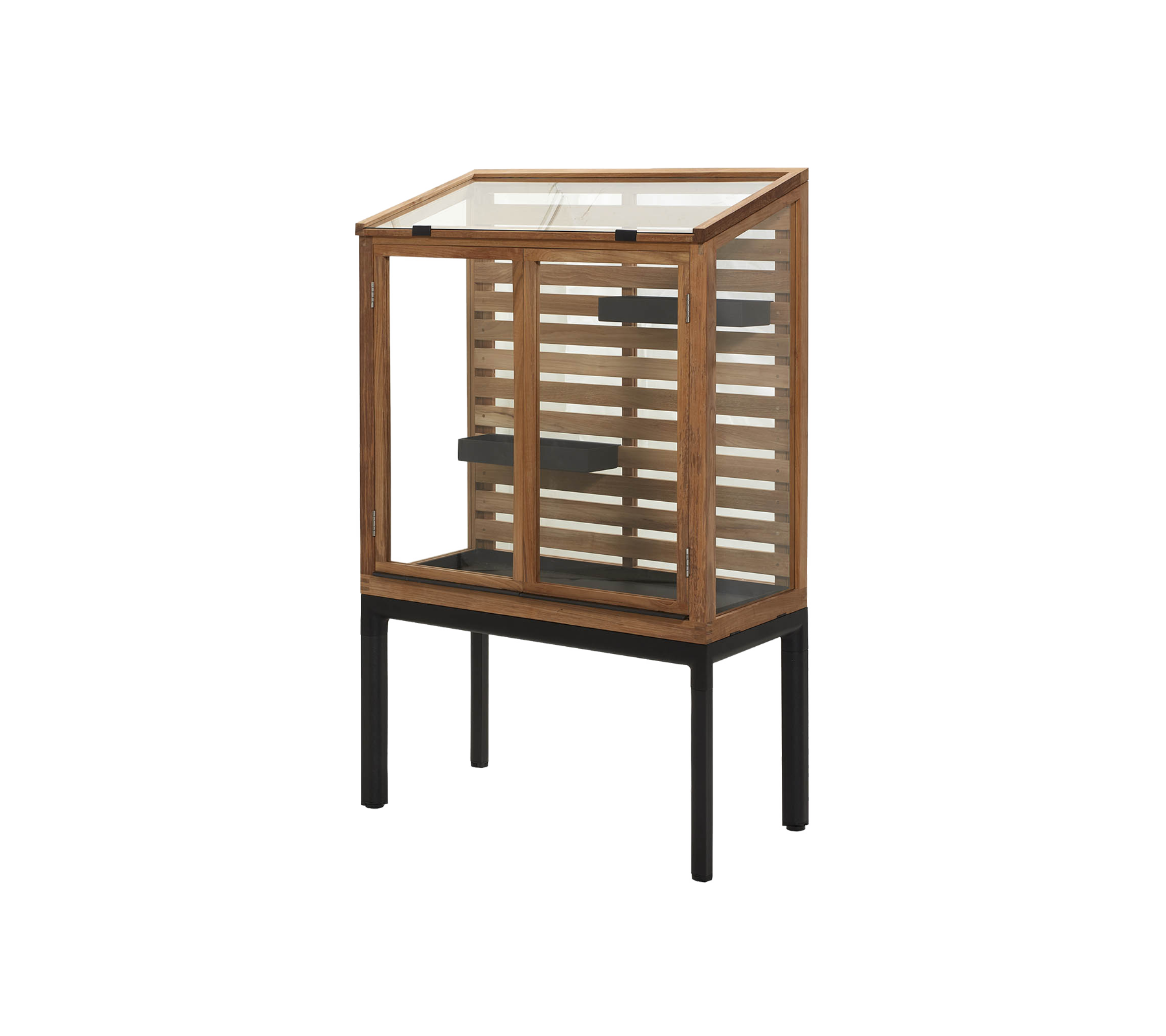 Stilig utstillingsskap med en treramme med lameldesign og en glassdør, ideelt for å vise frem gjenstander.