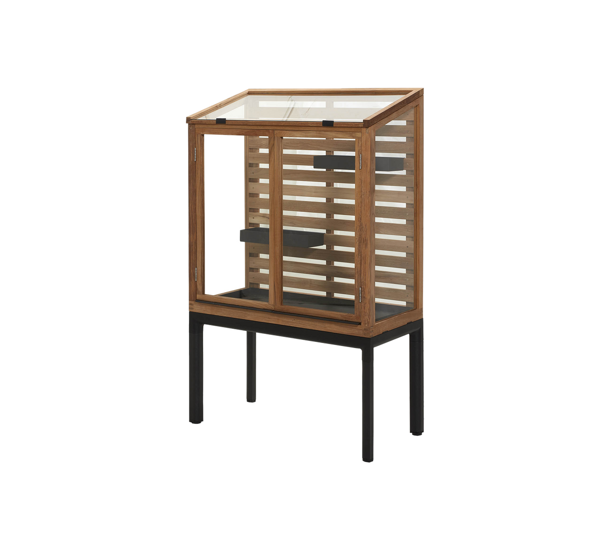 Stilig utstillingsskap med en treramme med lameldesign og en glassdør, ideelt for å vise frem gjenstander.