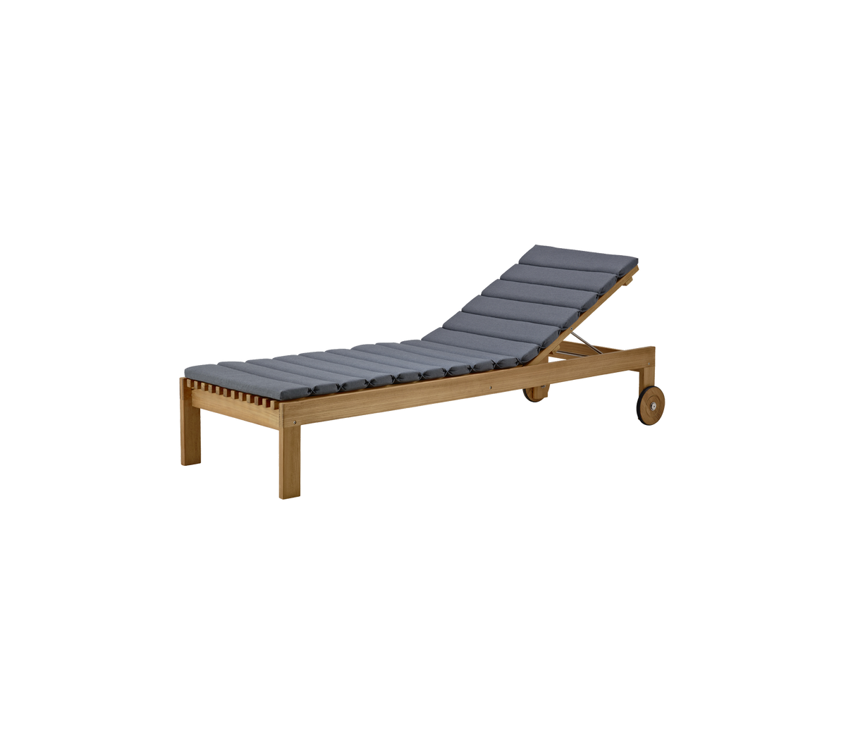 Stilig lenestol med tremmestruktur og grå polstret sete, designet for komfort og avslapning.