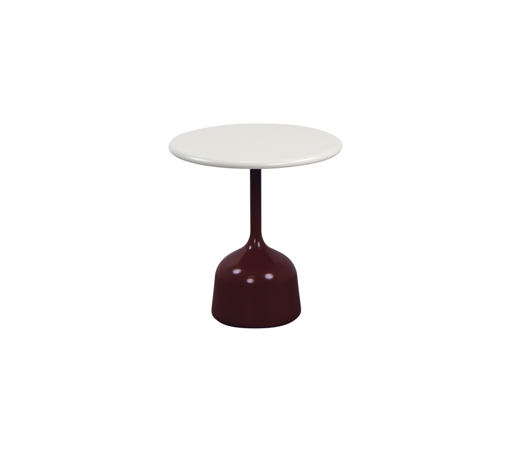 Moderne burgunderbord med en hvit bordplate i en loungeinnstilling.