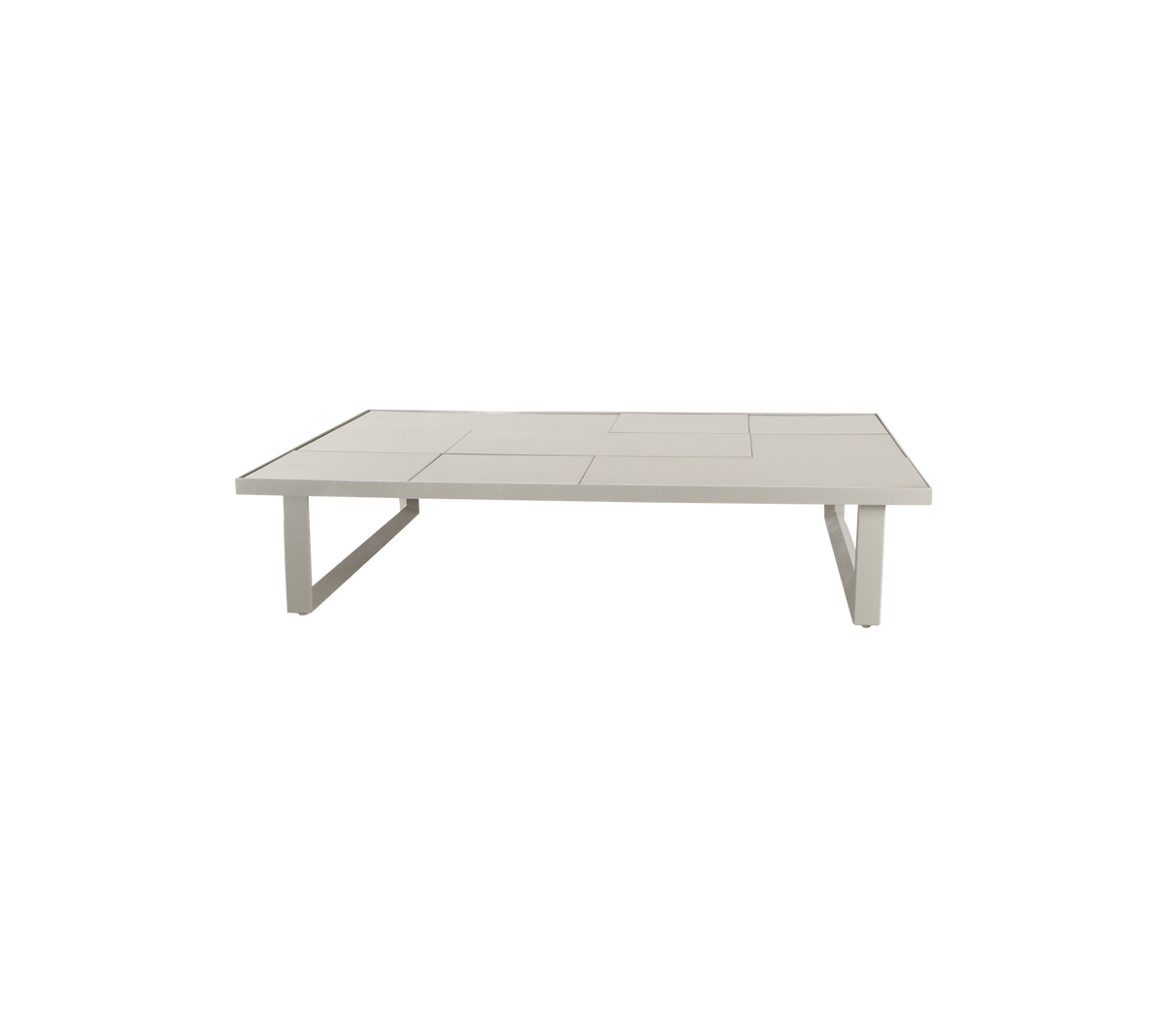 Moderne sandfarget bord med minimalistisk design.