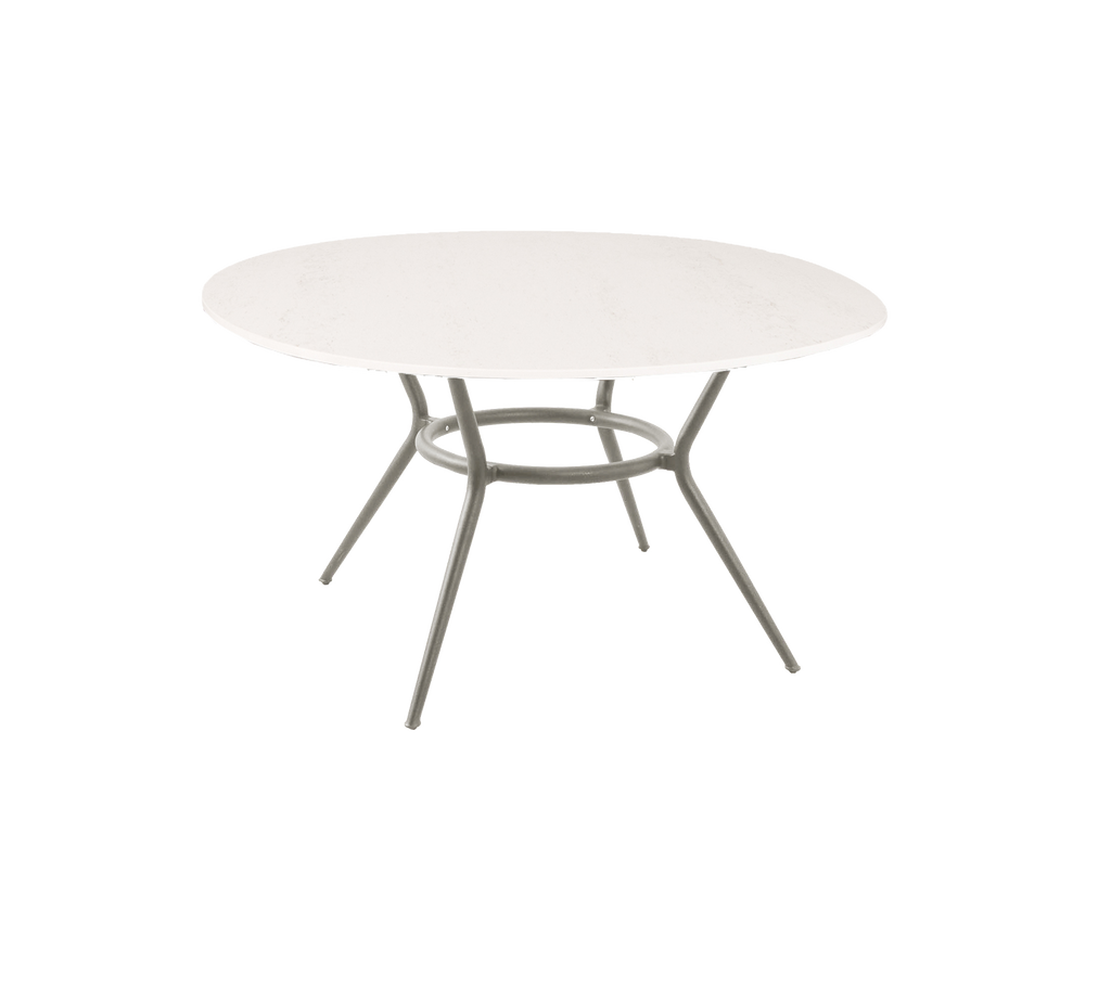 Rundt bord med et enkelt design og lysfarget overflate.