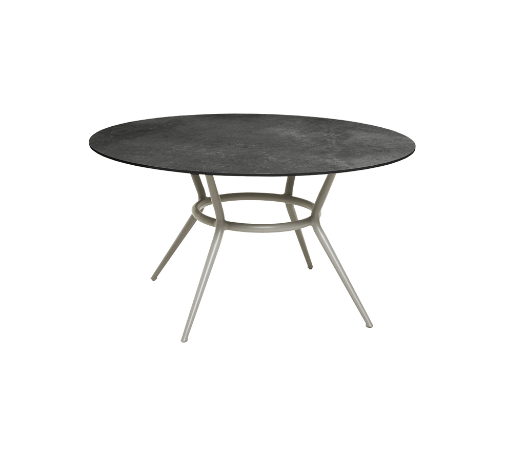 Rund mørkegrå bord med minimalistisk design og lyse ben.