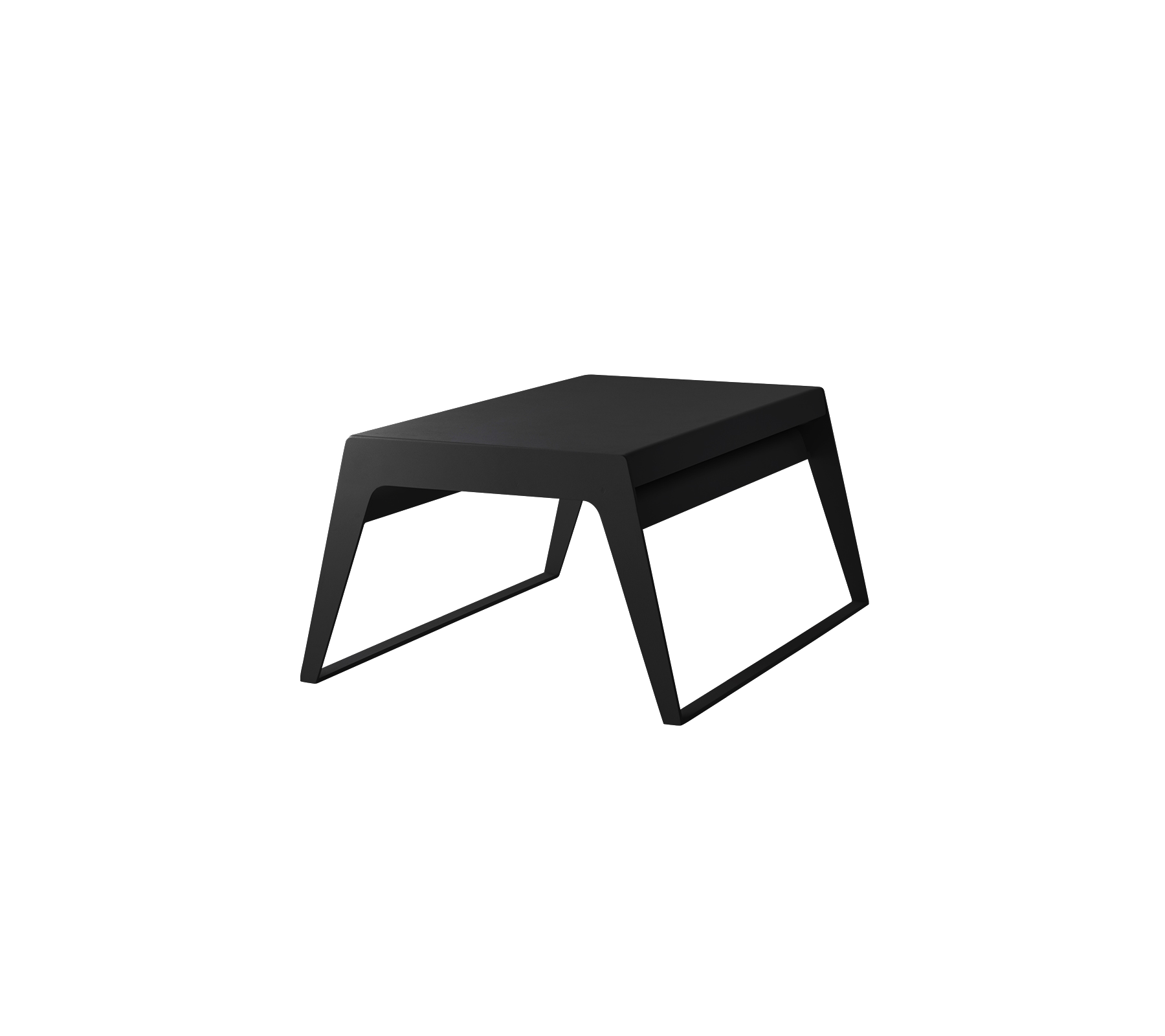 Et minimalistisk svart bord med et stilrent design, med skrå ben og en rektangulær topp, egnet for ulike bruk.