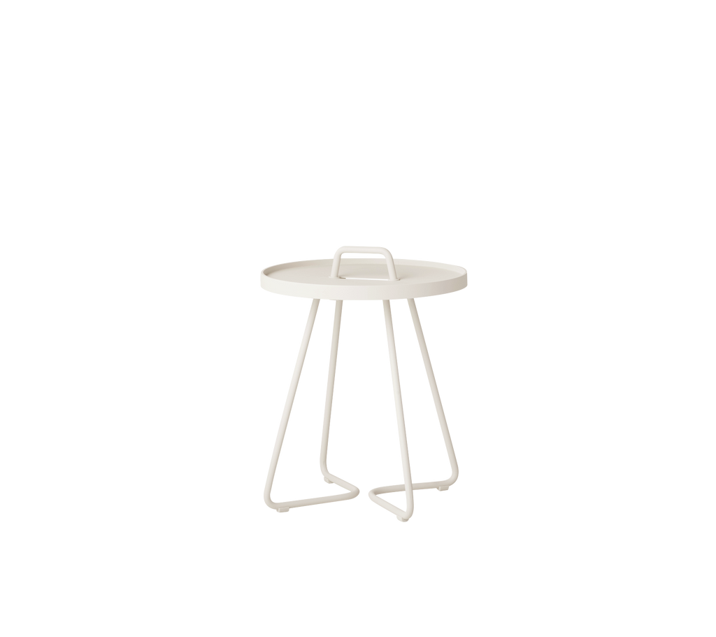 Sand sidebord med minimalistisk design og slanke linjer.