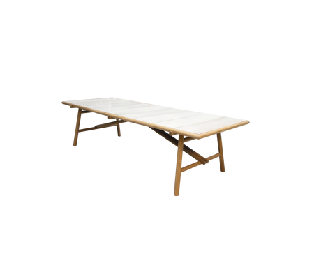 Et langt, elegant bord med en lys bordplaten og ben av tre, designet for allsidighet og stil i ulike omgivelser.