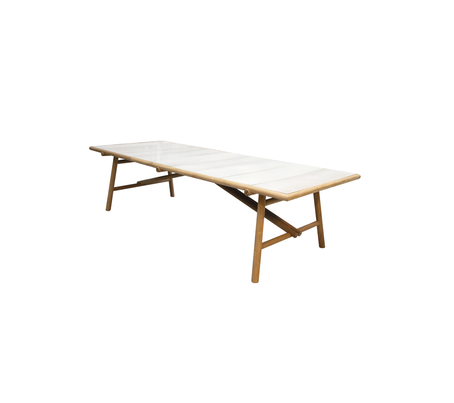 Et langt, elegant bord med en lys bordplaten og ben av tre, designet for allsidighet og stil i ulike omgivelser.