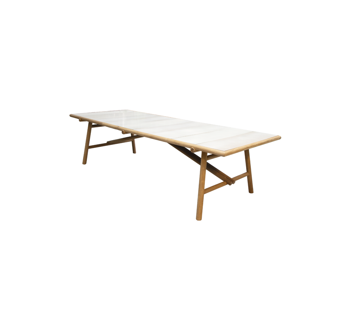 Et langt, elegant bord med en lys bordplaten og ben av tre, designet for allsidighet og stil i ulike omgivelser.