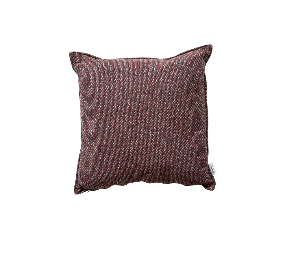 Mørk bordeaux pute med enkelt design.
