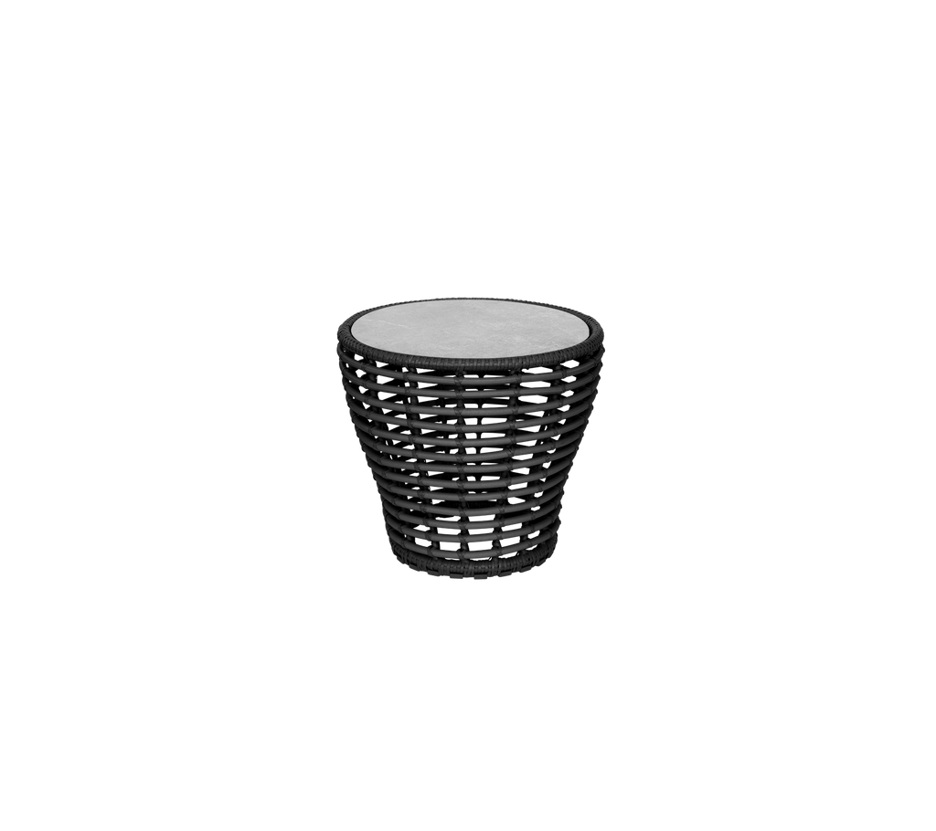 Svart, vevd sidebord med en glatt topp, med et åpent design som tilfører et moderne preg til ethvert miljø.