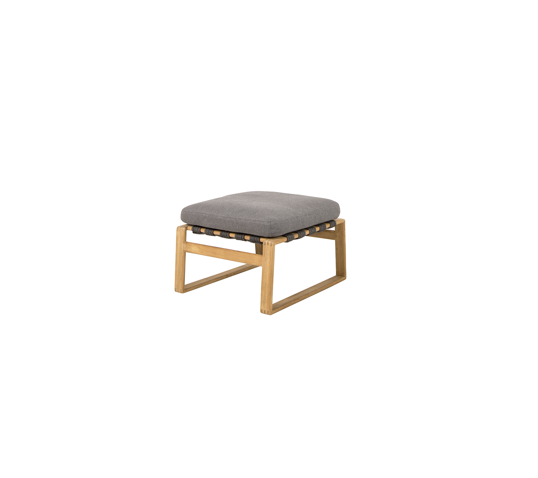 Kvadratisk ottoman med en grå pute på en tre ramme, designet for komfort og stil.