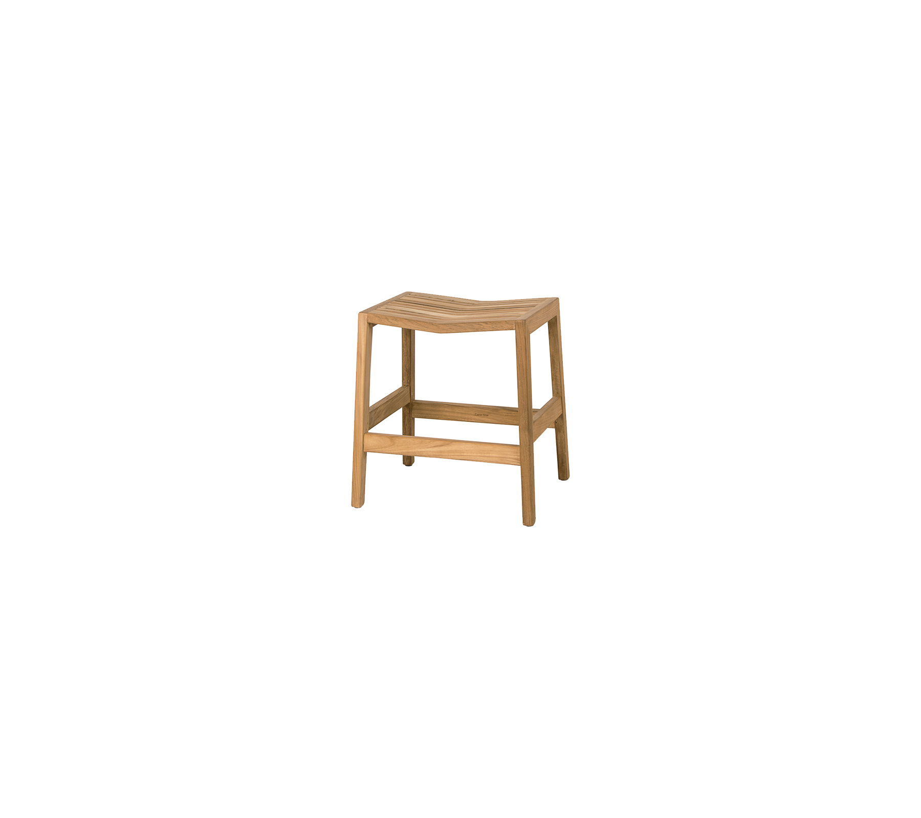Naturlig treskammel med enkelt design, med flat sete og robuste ben, ideell for ulike bruksområder og rom.