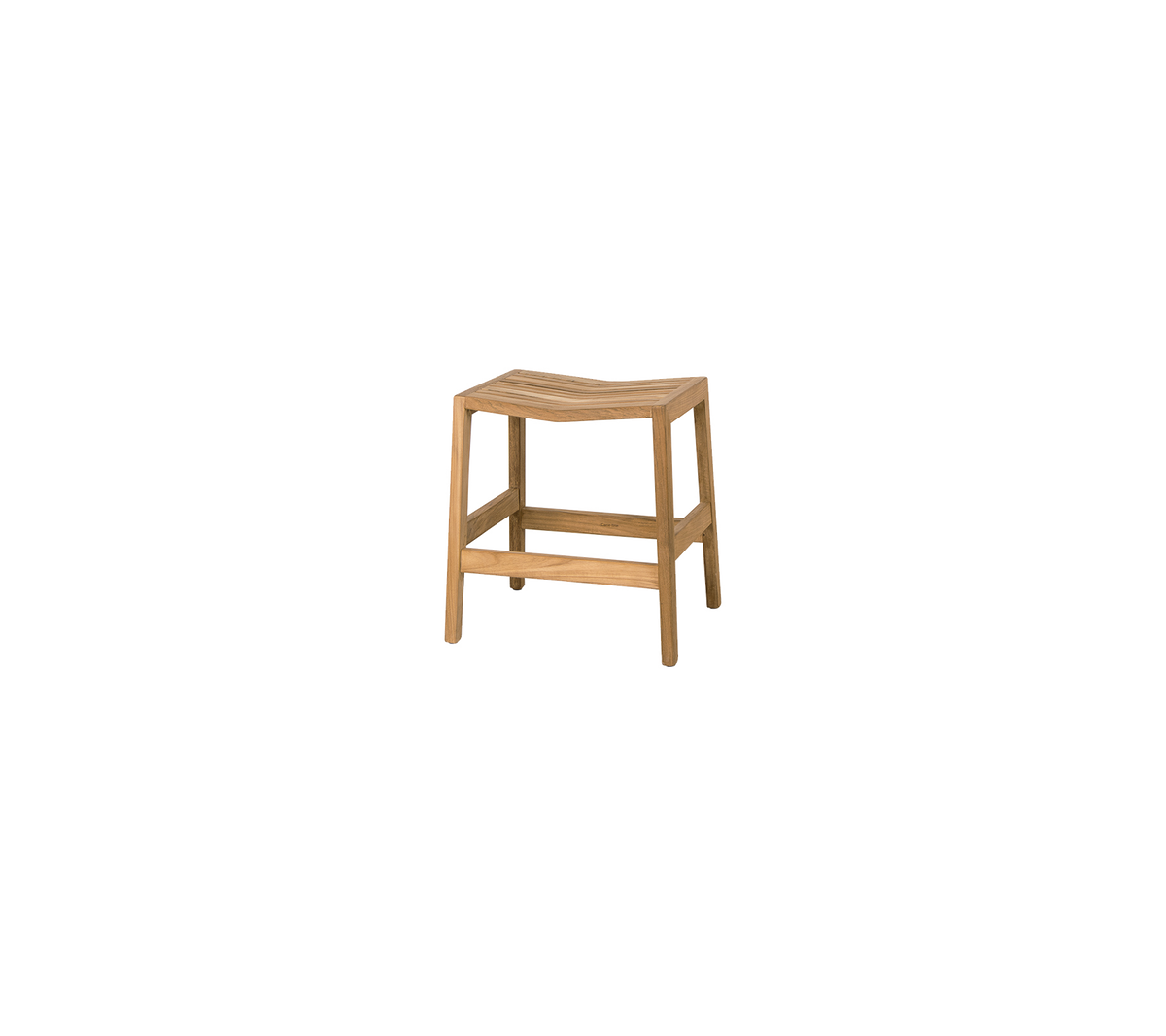 Naturlig treskammel med enkelt design, med flat sete og robuste ben, ideell for ulike bruksområder og rom.