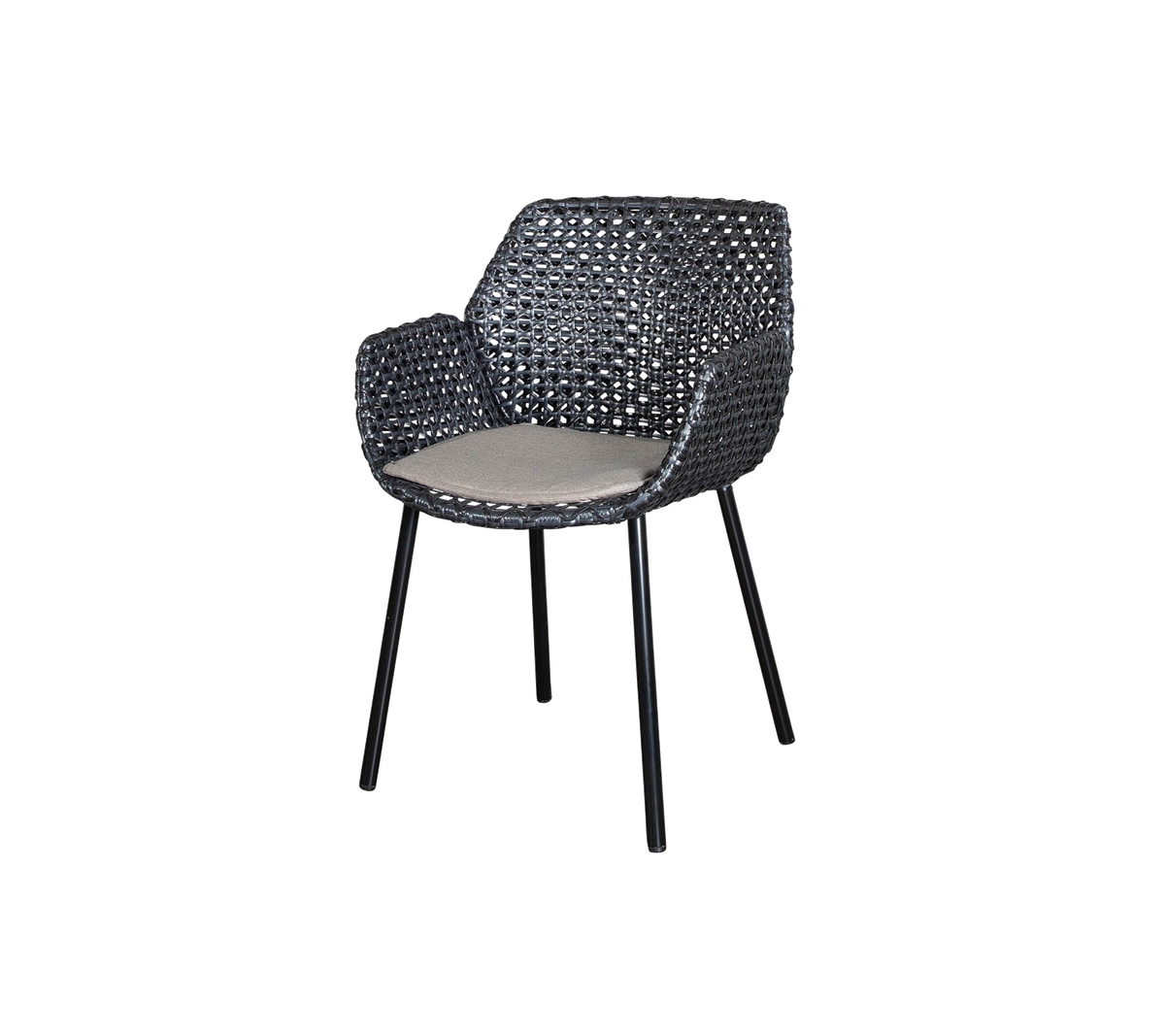 Stilig vevd stol med armlener og polstret sete, designet for komfort og moderne estetikk.