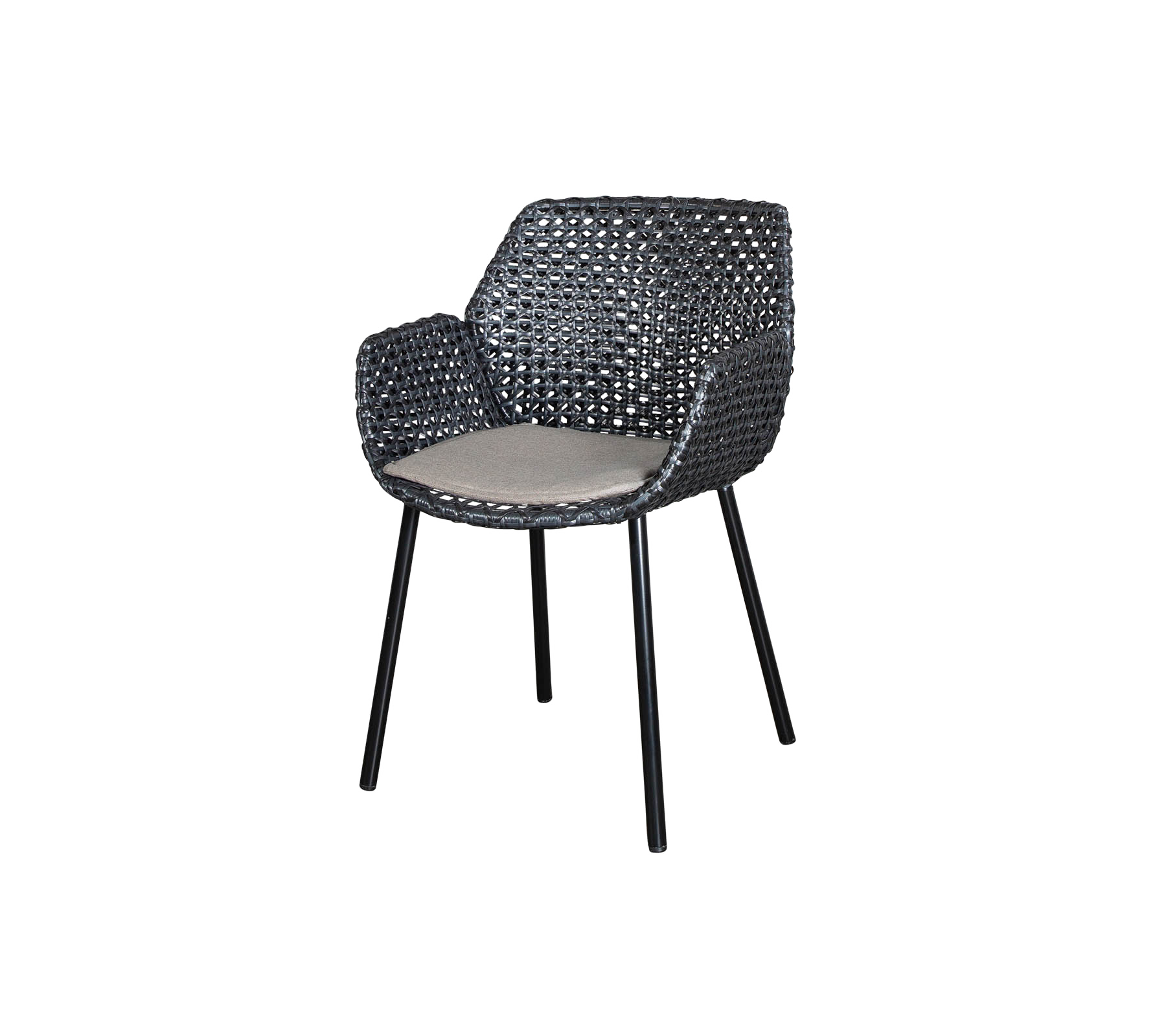 Stilig vevd stol med armlener og polstret sete, designet for komfort og moderne estetikk.