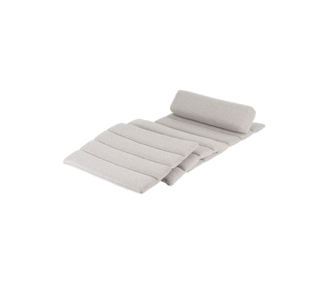 Lys grå polstret matte med rullet ende og flere horisontale folder for ekstra komfort. Ideell for lounging eller avslapning.