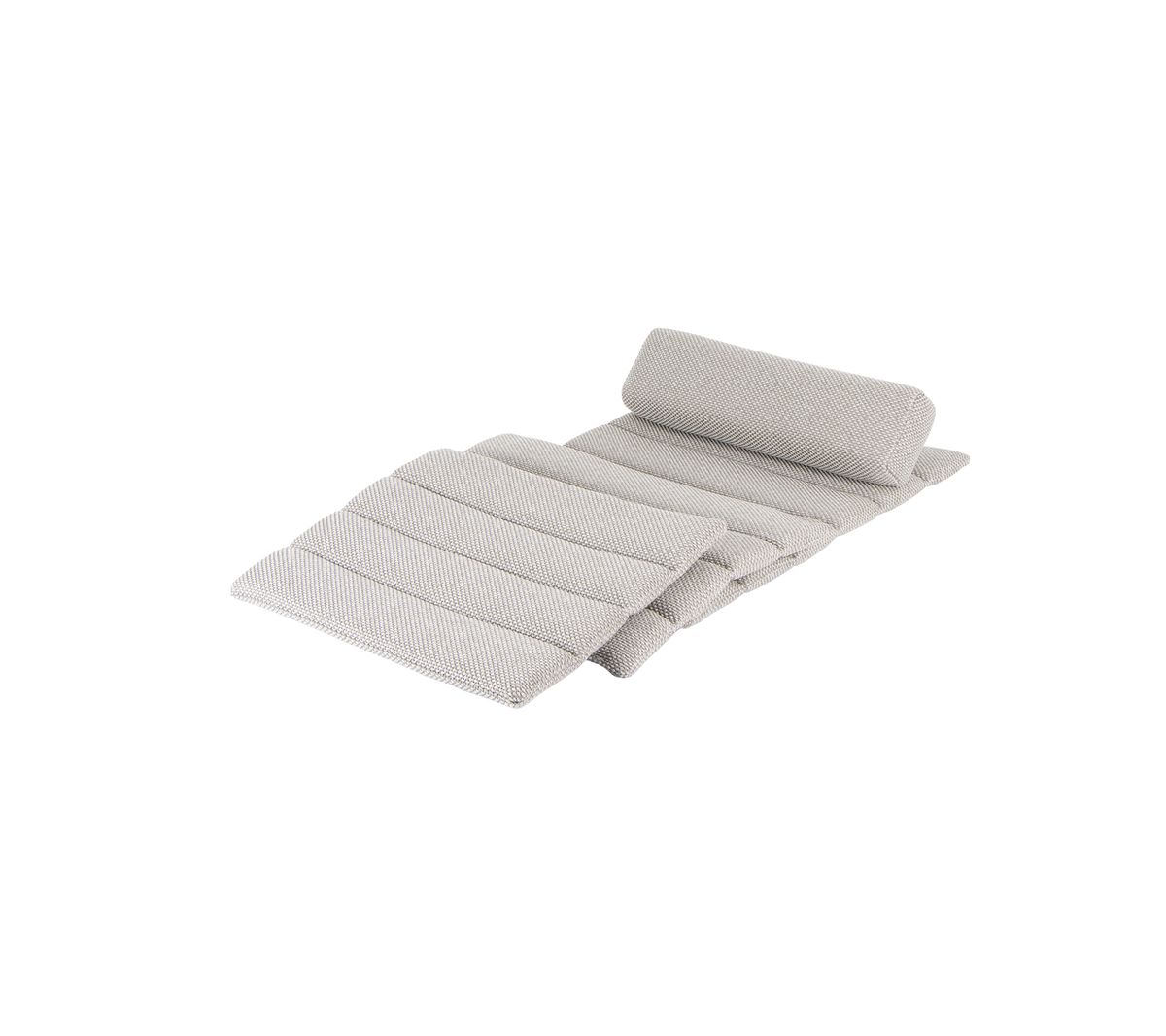 Lys grå polstret matte med rullet ende og flere horisontale folder for ekstra komfort. Ideell for lounging eller avslapning.