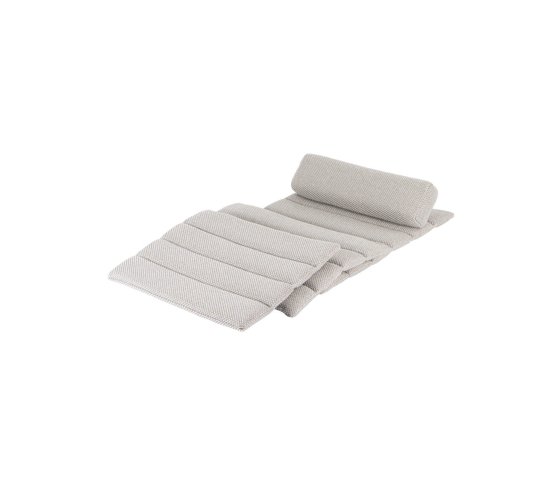 Lys grå polstret matte med rullet ende og flere horisontale folder for ekstra komfort. Ideell for lounging eller avslapning.