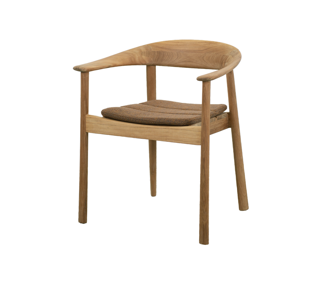 Teak stol med umberbrunt setet i et moderne spisesett.