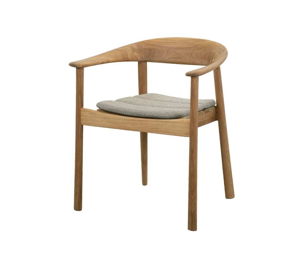 Teak stol med grå pute i moderne design.