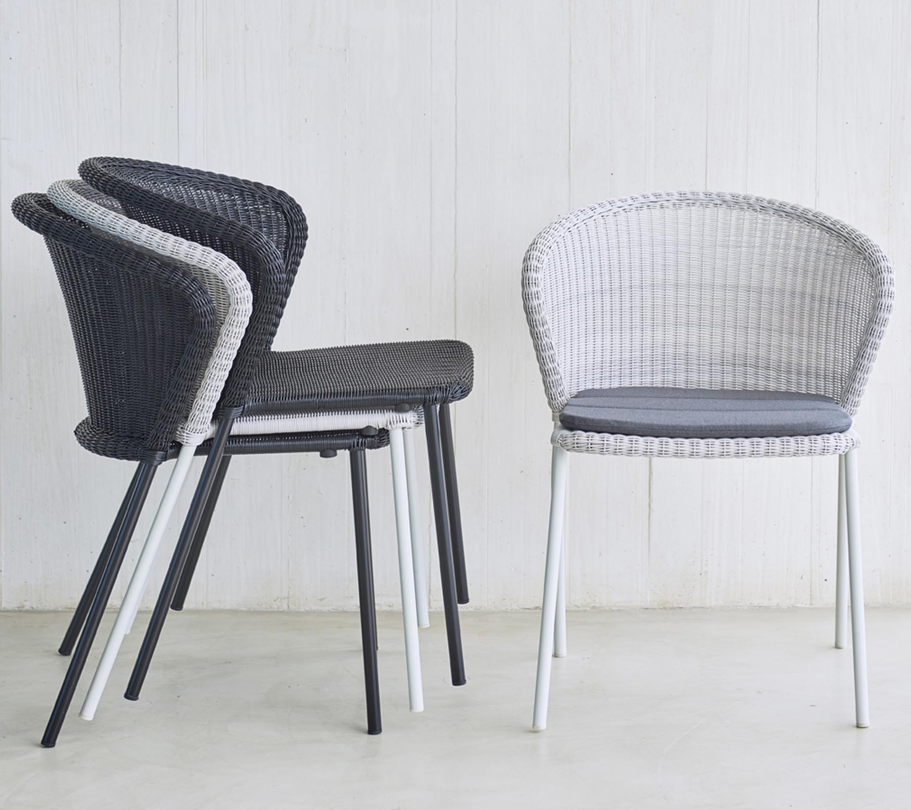Stabel med moderne, vevde stoler i svart og hvitt, med polstret sete, ideelt for stilige sittealternativer.