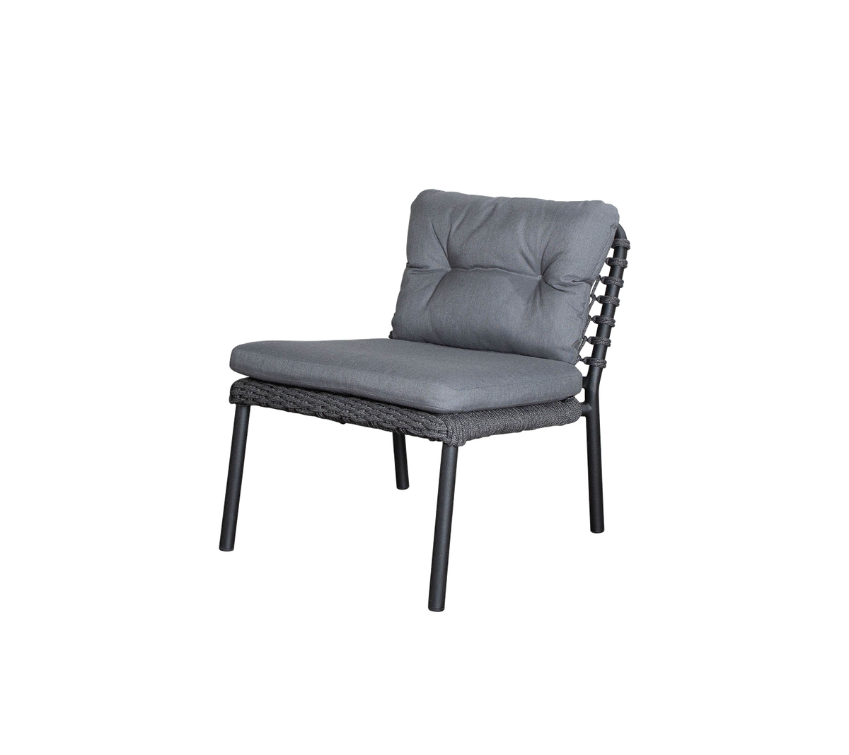 Stilige stol med en myk grå pute og en vevd ramme, som tilbyr komfort og moderne design for ulike miljøer.
