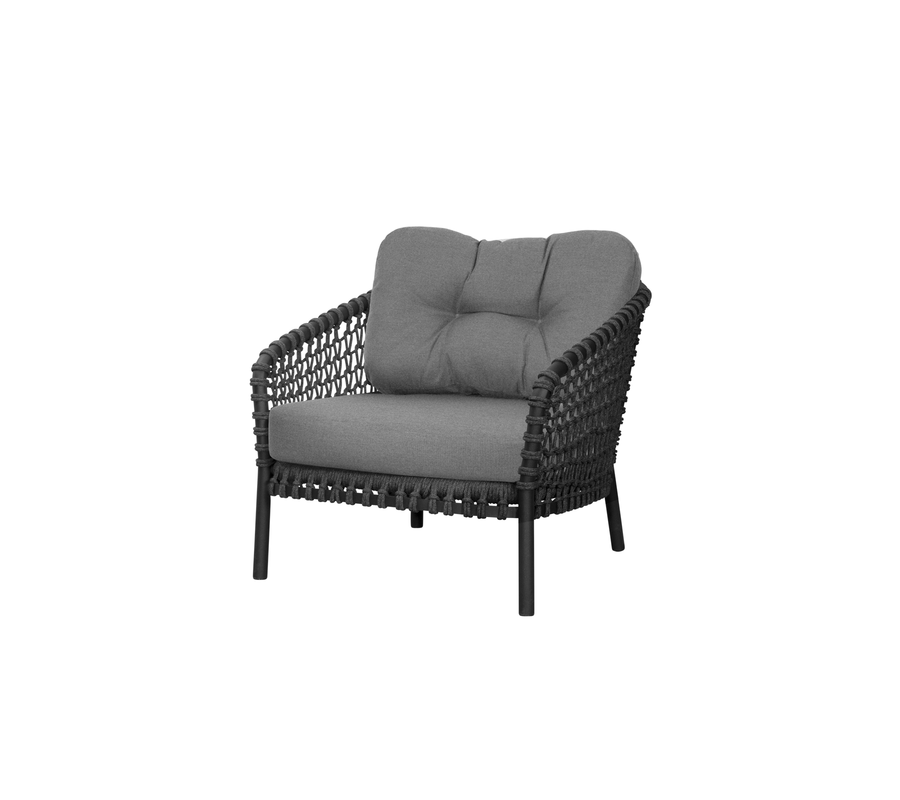 Stilfull lenestol med et vevd design og myke grå puter, som tilbyr komfort og eleganse for ulike omgivelser.